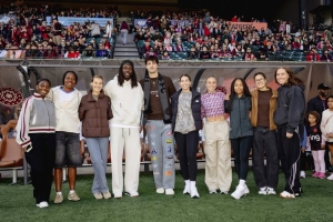 足篮联动！霍勒迪&阿夫迪亚造访女足波特兰荆棘队 阿福颠球秀球技