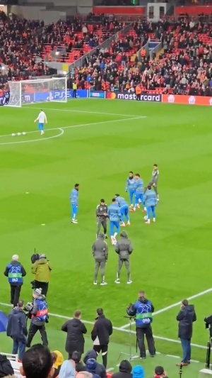 故人相见阿诺德在热身时被安菲尔德球迷报以嘘声