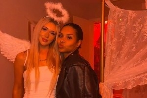 这方面的GOAT无疑！凯-琼斯女友万圣节COS天使：