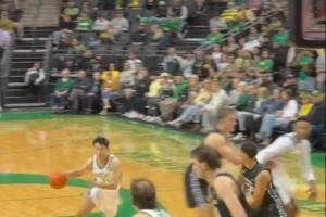 NCAA生涯首次助攻！林葳击地队友勾手 球迷高喊“Let’s go Wei”