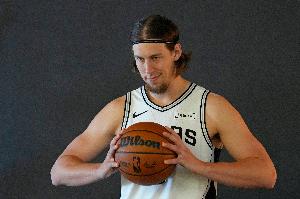 慢慢找状态！奥利尼克赛季首秀9分钟2中2拿到4分4板3助