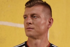 完美侧颜！阿宽为德国世界杯战袍宣传：别担心我不会再穿它了