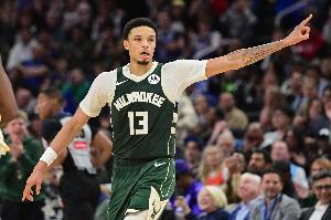 攻防全面！罗林斯13投7中&三分6中4 砍下20分6板4助3断1帽