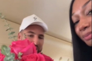 克莱机场接女友马冬梅迟到 送上鲜花并道歉：宝贝对不起 我没借口