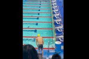 孙杨400自预赛最后一个离开泳池，并向看台鞠躬感谢观众