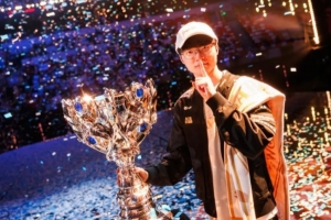 Faker更新社媒：与奖杯的合影⭐️⭐️⭐️⭐️⭐️⭐️