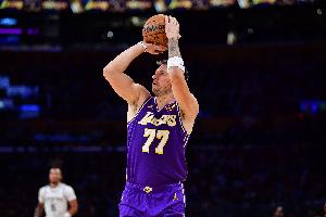 太强了！东契奇本赛季场均37+9+9+1.7断 他出战时湖人胜率71.4%