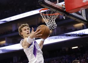 状态不错！马尔卡宁半场11中6拿下15分2板2助1帽 首节10分