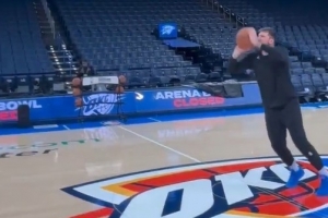 这不是P的！东契奇踩着中场Logo 三分三连中还都是空心