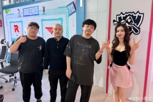 主持人张小薇晒照：做个纪念 这一年总决赛在高能演播室里度过❤