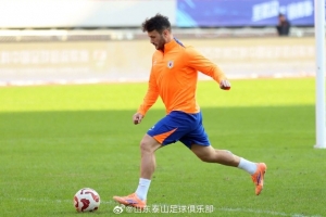 11月21日下午，山东泰山队在武汉体育中心体育场进行赛前踩场训练