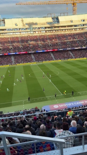 难忘传奇！巴萨比赛第10分钟，诺坎普场内观众高喊“梅西 梅西”