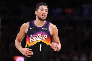 手感不佳串联不错！布克半场8中2拿到6分1板8助 4失误