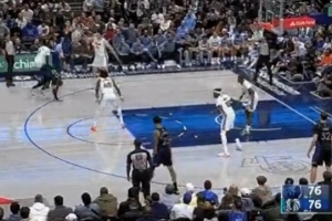 可惜了！克莱三分命中 但先吹了加福德进攻掩护犯规