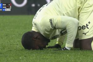 两年半的等待！博格巴时隔811天重返赛场，终场哨后直接跪在球场