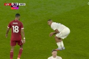 硬汉森林中卫用裆部挡出基耶萨近距离爆射，忍着剧痛坚持防守