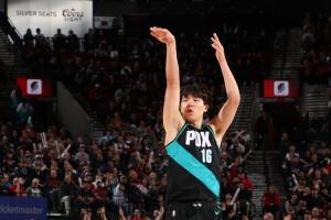 进攻端参与感十足！队记评杨瀚森：内线对抗优秀+自己还能进三分