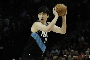 弧顶指挥起来了！杨瀚森弧顶指挥队友跑位 助攻吕佩尔三分