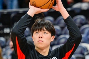 斯普利特：杨瀚森上场感受强度是好事 他的传球等天赋未全部兑现