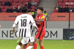 张琳芃身后飞铲林加德，两人爆发冲突！主裁判给两人各一张黄牌