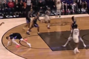 可惜三分没进！库里晃翻了菲利波夫斯基 后者鞋子都掉了