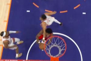 太猛了！阿门冲击内线布克拉都拉不住打进2+1 裁判升级为恶意犯规