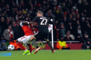 莱默尔放倒萨卡染黄，场边阿尔特塔抱怨裁判也吃到黄牌