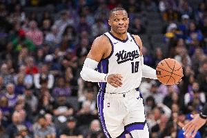 俩人加起来74岁了！威少强攻造乐福犯规 爵士挑战失败