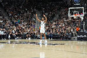 不准但能组织！福克斯19中6得15分1板1断1帽 12助攻串联全队