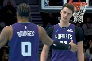 娴熟配合！卡尔克布伦纳掩护后下顺 接小桥高抛空接暴扣！