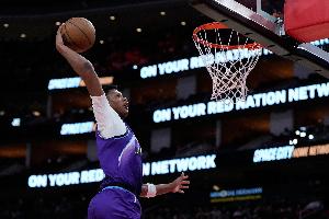 表现一般！贝利上半场5中2得5分4板2助 三分2中1