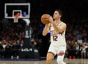 三分挺准！吉莱斯皮半场10中4&三分7中4拿到12分 另有1助1帽