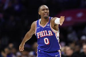 地板都铲起皮了！丹尼尔斯滑铲马克西 裁判“居然”吹了犯规！