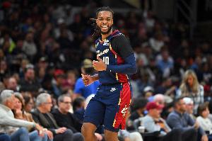 白热化！加兰外线三分轰进 骑士追到仅剩1分