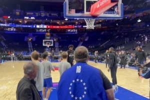 目前状态出战成疑！恩比德赛前热身 一顿训练罚球未见跑跳