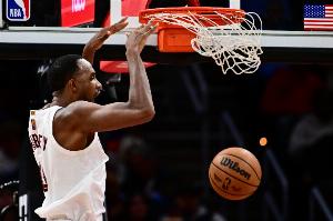 提振士气！莫布里抢到前场篮板转身到篮下完成双手挂筐暴扣