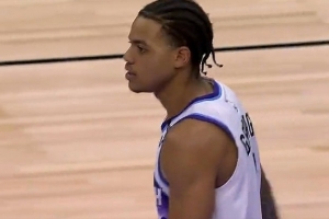 你在梦游嘛？基昂特·乔治黄油手回场违例 个人第7个失误！