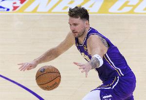 东契奇9次失误平生涯最高纪录 9次活球失误也是本季任意球员最高