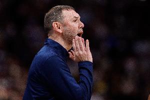 阿德尔曼谈防守：我们没有给出足够的身体对抗 全队只有11次犯规