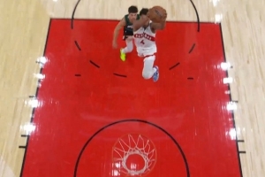 打出气势来了！巴恩斯反击罚球线内一步 超远滑翔双手暴扣！