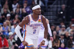 没出汗！亚历山大上半场11中6轻松得18分3板1助1断 三分3中2