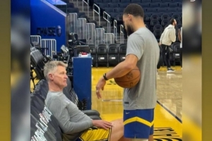 09双雄互动！库里上脚哈登10代战靴 哈登INS转发：