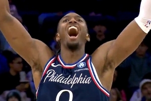 打疯了！马克西抢断后双手轻松暴扣砍下单节第18分 76人领先26分