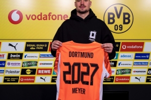 官方：多特蒙德与34岁门将迈尔续约1年，合同期至2027年