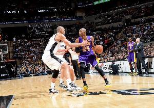 比尔·西蒙斯：邓肯历史地位比科比高 他是历史最不受尊敬的球星