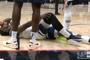 幸无大碍！爱德华兹强攻撞到膝盖 简单调整后继续作战