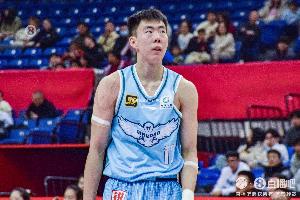 直播吧：段昂君已进行核磁共振检查 手腕骨头无太大问题