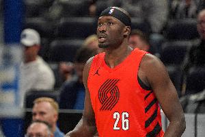 上场就能攻！里斯替补6分25秒 3中2拿到4分1板&正负值+11