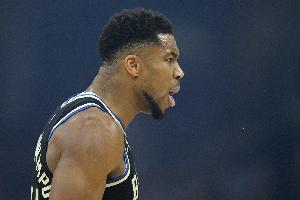 雄鹿官方宣布字母哥右小腿拉伤不回归 Shams为此专门发一推！