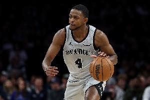 全能表现！福克斯半场9中4拿到9分4板4助 4失误略多